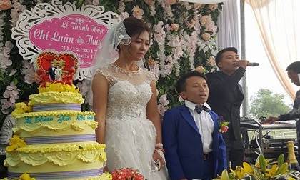 Vợ 1m65, chồng 80cm gây xôn xao trong đám cưới cuối cùng của năm 2017