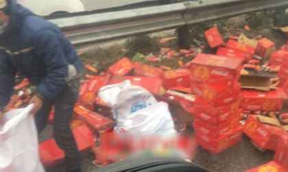 Xe chở Coca gặp nạn trên cao tốc, nhiều người đổ xô ra hôi của