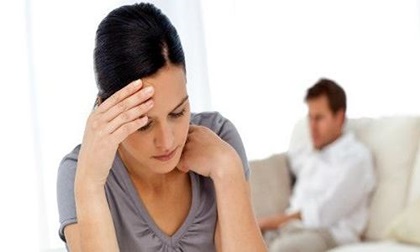 Đập đầu vào tường tự tử vẫn không ngăn được chồng cặp kè với tình cũ