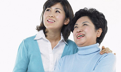 Thấy hàng xóm khen con dâu mình xinh, mẹ chồng bực tức về nhà làm điều bất ngờ