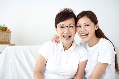 thay hang xom khen con dau minh xinh, me chong buc tuc ve nha lam dieu bat ngo - 1
