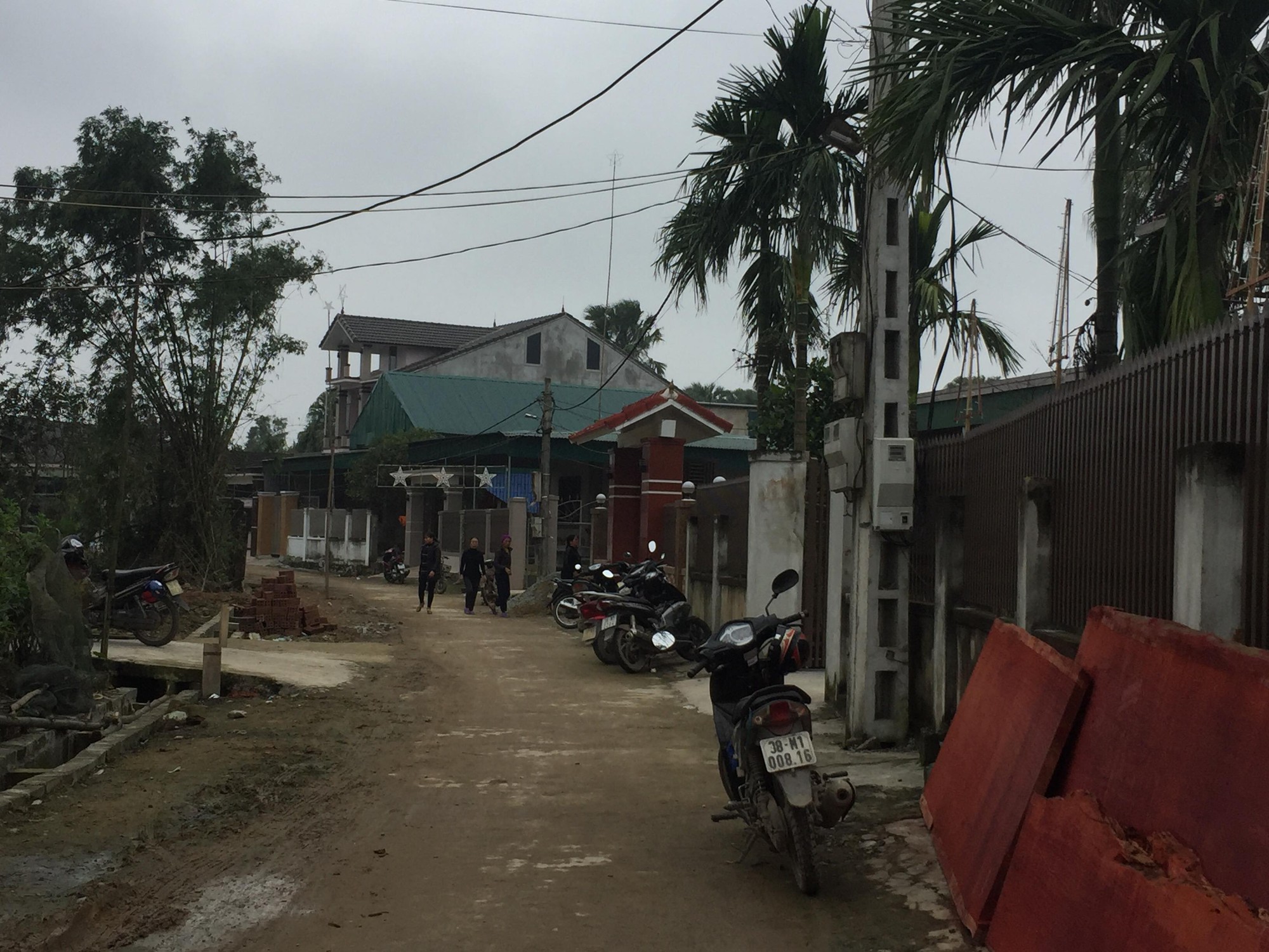 Nữ sinh lớp 7 treo cổ tự tử ngay trong lớp học: Người bố đau đớn không hiểu lý do - Ảnh 1.