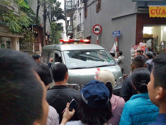 Công an bàn giao thi thể Chủ tịch huyện Quốc Oai cho gia đình - 1
