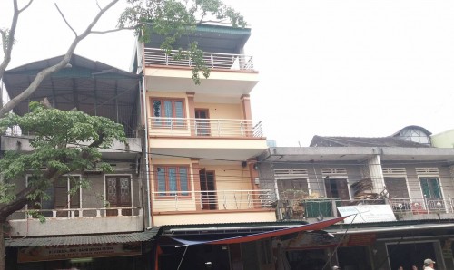 Tá hỏa phát hiện con trai tử vong trên sân thượng - Ảnh 1.