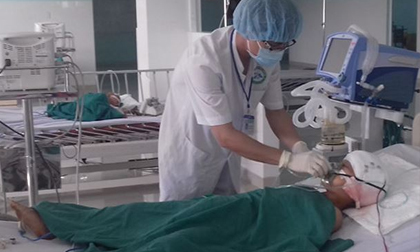 Bị đạn bắn xuyên thái dương khi đang bế em