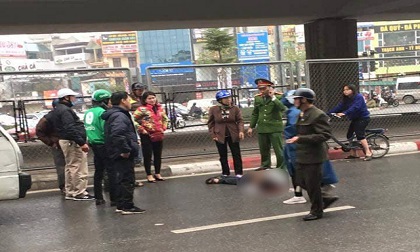 Hà Nội: Nam thanh niên bất ngờ rơi từ cầu vượt xuống đất bất tỉnh