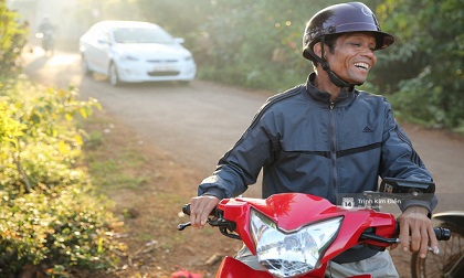Bố H'Hen Niê vẫn tất bật với công việc làm ruộng, bốc vác dù con gái vừa đăng quang Hoa hậu Hoàn vũ