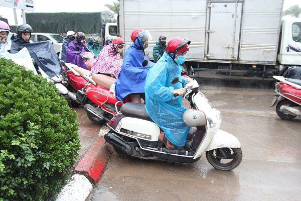 ha noi tac nghet trong gia ret ky luc 9 do kem mua, hang ngan nguoi chon chan tai cho - 6