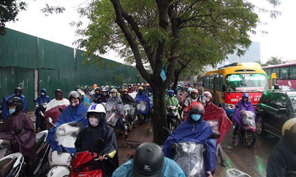 Hà Nội tắc nghẹt trong giá rét kỷ lục 9 độ kèm mưa, hàng ngàn người chôn chân tại chỗ