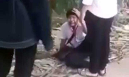 Nam sinh bị nhóm nữ sinh đánh hội đồng dã man, doạ giết