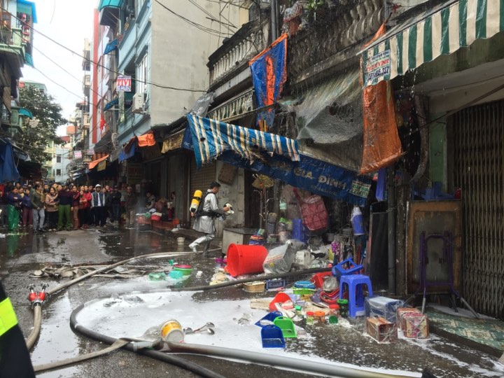 ha noi: chay lon, mot ngoi nha bi sap tang ap mai hinh anh 3