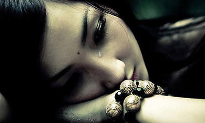 Nghi ngờ chồng có bồ, tôi âm thầm theo dõi để rồi khóc ngất khi thấy cảnh tượng trước mắt