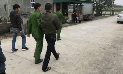 Người dân ùn ùn kéo nhau đến xem thực nghiệm hiện trường cảnh nghịch tử đánh gãy xương cha ruột