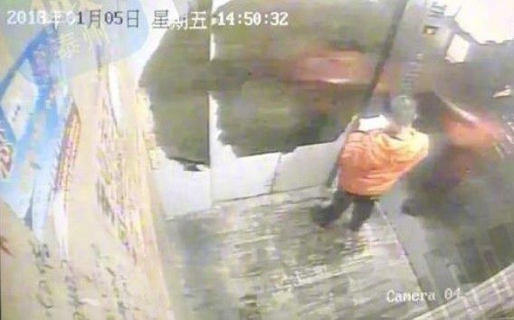 Bé trai 9 tuổi bị mẹ trói và đánh đến chết vì đánh mất điện thoại - Ảnh 1.