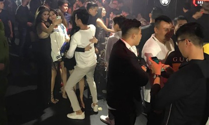 Nhiều dân chơi đang ‘phê’ bóng cười trong quán bar ở trung tâm Sài Gòn