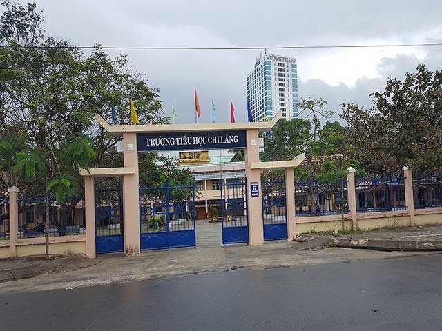 Ngang nhiên vào lớp học cướp dây chuyền của hàng loạt học sinh - 1
