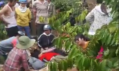 Hai người bị điện giật rơi xuống suối tử vong