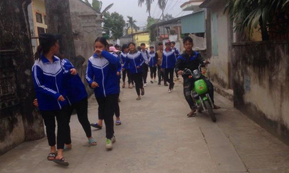 Nỗi đau đớn tột cùng của gia đình 2 nữ sinh lớp 9 bị xe ô tô 'điên' tông chết khi đang đi học về