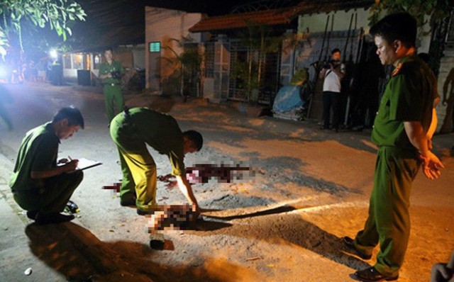 TP.HCM: Người đàn ông chém chết vợ hờ rồi lao vào xe tải tự tử nhưng bất thành TP.HCM: Người đàn ông chém chết vợ hờ rồi lao vào xe tải tự tử nhưng bất thành