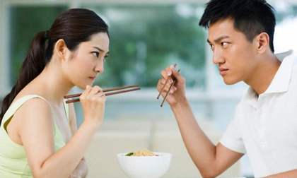 Vợ chồng trẻ con và những câu chuyện cười ra nước mắt