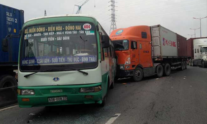 Xe container “đại náo”, tông hàng loạt phương tiện trên phố Sài Gòn