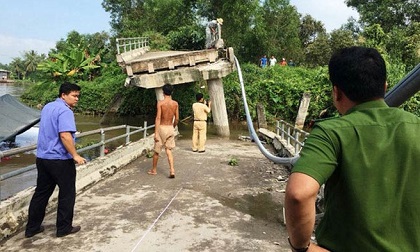 Sà lan tông sập cầu Long Hòa B, bốn người thoát chết