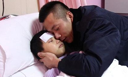 Lá thư mong được chết của bé gái gửi bố gây chấn động: 'Khi con ra đi, mẹ sẽ về'