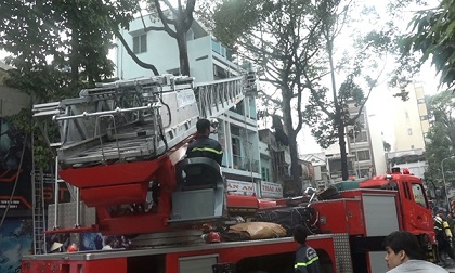 Hàng trăm người xem đá bóng hoảng loạn khi phát hiện nhà cháy