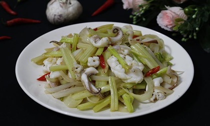 Ngày mát trời ăn mực xào cần tây với cơm nóng thì còn gì bằng