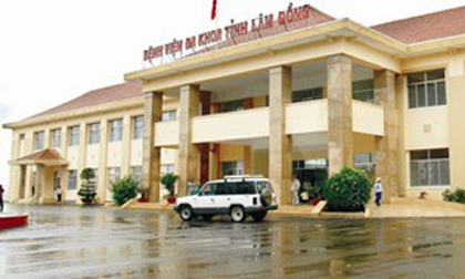 Đang cấp cứu bệnh nhân, nữ bác sĩ bị côn đồ đánh thủng màng nhĩ