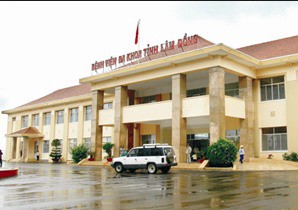 Đang cấp cứu bệnh nhân, nữ bác sĩ bị côn đồ đánh thủng màng nhĩ - 1
