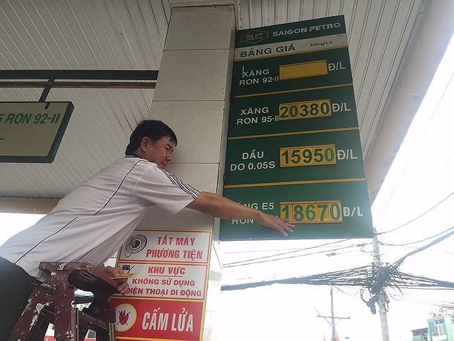 Tăng 'thần tốc', xăng A95 vẫn rẻ hơn các nước ? - 1
