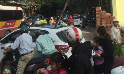 Thanh sắt rơi trúng nóc taxi khiến 1 người tử vong: Nạn nhân đưa con đi khám bệnh