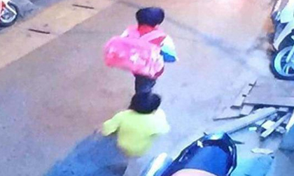 Hà Nội: Bé trai 5 tuổi mất tích, trích xuất camera phát hiện đi cùng một bé gái trong xóm