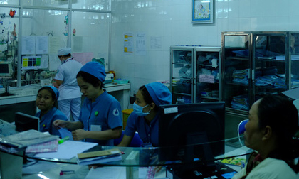 Vụ bé gái suy đa tạng tử vong sau khi uống trừ sữa: Do thuốc diệt cỏ?