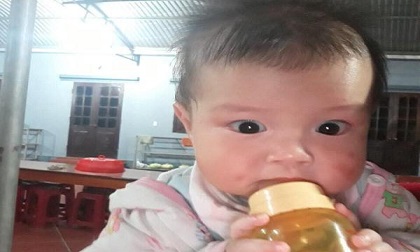 Xôn xao bé trai bị bỏ rơi trước cổng chùa cùng lá thư