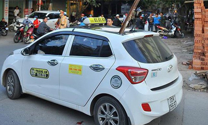 Nhân chứng kể lại giây phút thanh sắt rơi trúng nóc xe taxi khiến 1 người tử vong