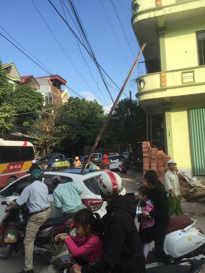 Nhân chứng kể lại giây phút thanh sắt rơi trúng nóc xe taxi khiến 1 người tử vong - Ảnh 1.