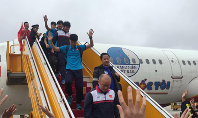 Khoảnh khắc những người hùng U23 Việt Nam xuất hiện tại Nội Bài - 5