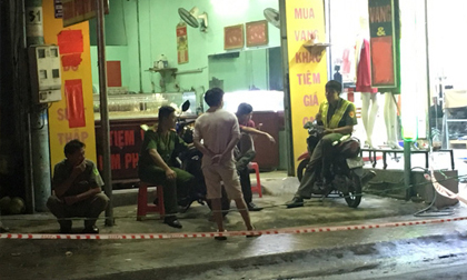 Hai vợ chồng lao ra đường ẩu đả, vợ chết chồng nguy kịch