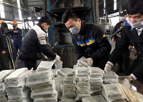 Tieu huy 300 banh heroin trum ma tuy van chuyen bang xe Fortuner hinh anh 1