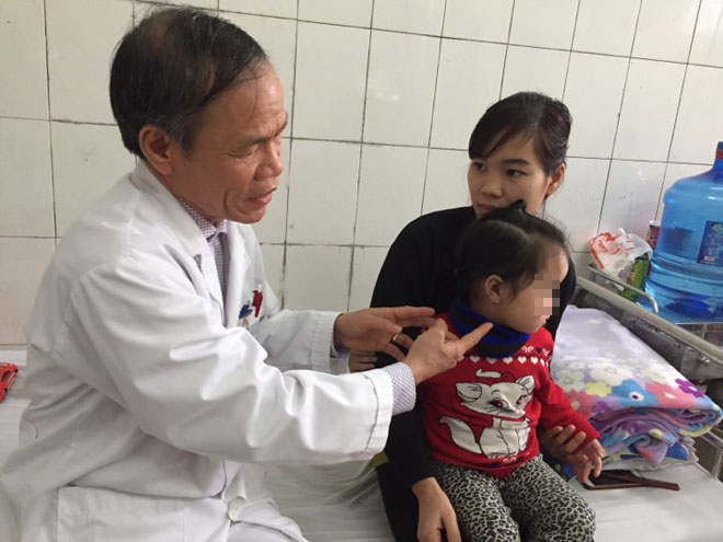 Hà Nội chìm trong giá rét, 30 người méo miệng, trợn mắt nhập viện mỗi ngày - 1
