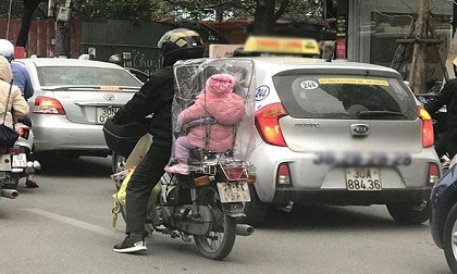 Bố bọc ni-lon giữ ấm cho con ngày giá rét, hình ảnh xem xong ai cũng thấy nao lòng