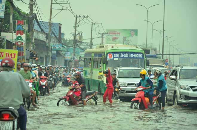 TP.HCM: Triều cường vượt đỉnh, ngàn người “chôn chân” trong biển nước - 3