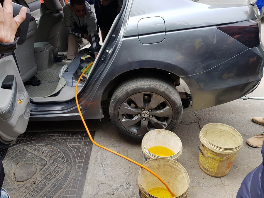 Pha trộn dung môi không đúng liều lượng có nguy cơ làm hỏng động cơ, gây cháy nổ và ảnh hưởng tới tính mạng người sử dụng. Ảnh: ĐỨC THÀNH
