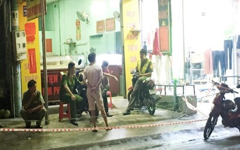 Mâu thuẫn trong quán chè, chồng đâm gục vợ rồi tự vẫn
