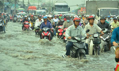 TP.HCM: Triều cường vượt đỉnh, ngàn người “chôn chân” trong biển nước
