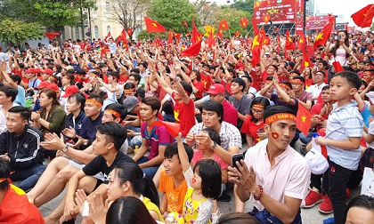 Hot: Hàng nghìn người hâm mộ chạy theo hò reo phấn khích khi U23 Việt Nam vừa xuất hiện tại Sài Gòn