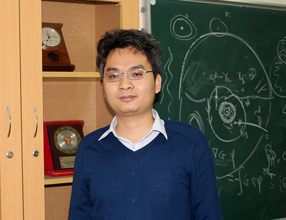 PGS Phạm Hoàng Hiệp trong phòng họp của Viện Toán học - nơi còn được dùng làm phòng học và seminar. Ảnh: Phạm Phượng/Khoa học Phát triển.