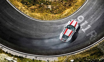 Porsche 911: Quái thú khó chế ngự với động cơ đặt sau